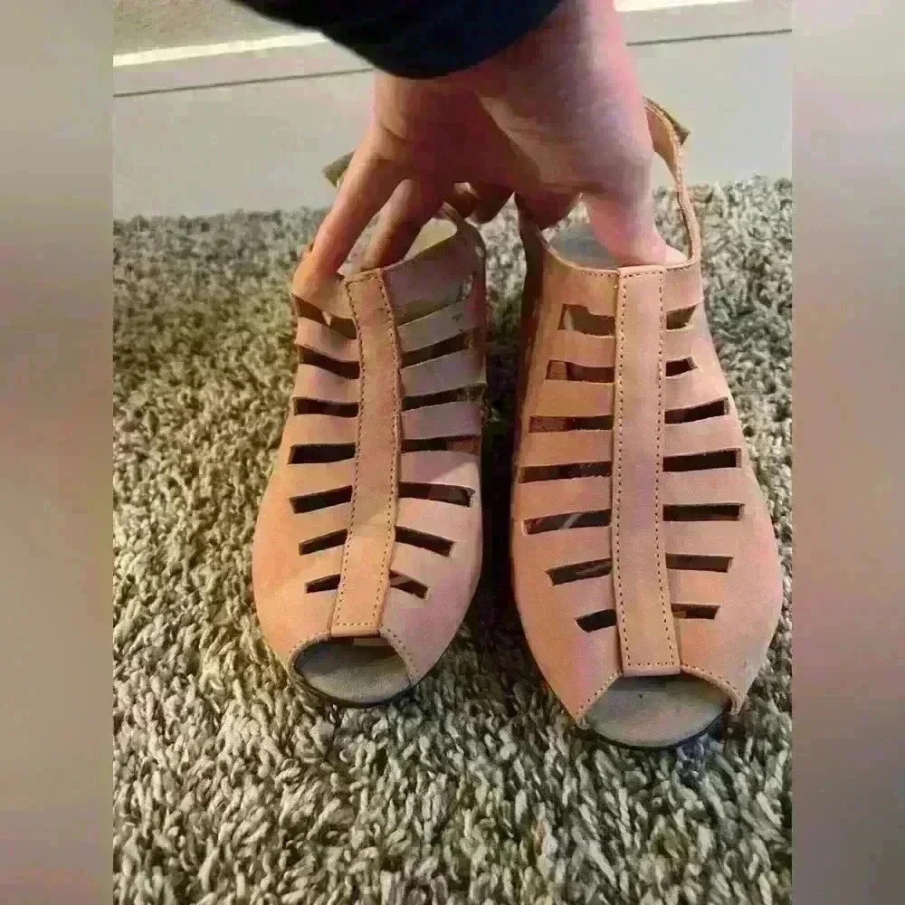 Woman’s peach color Abby Munro peep toe dress sandal size 9ww sling back
